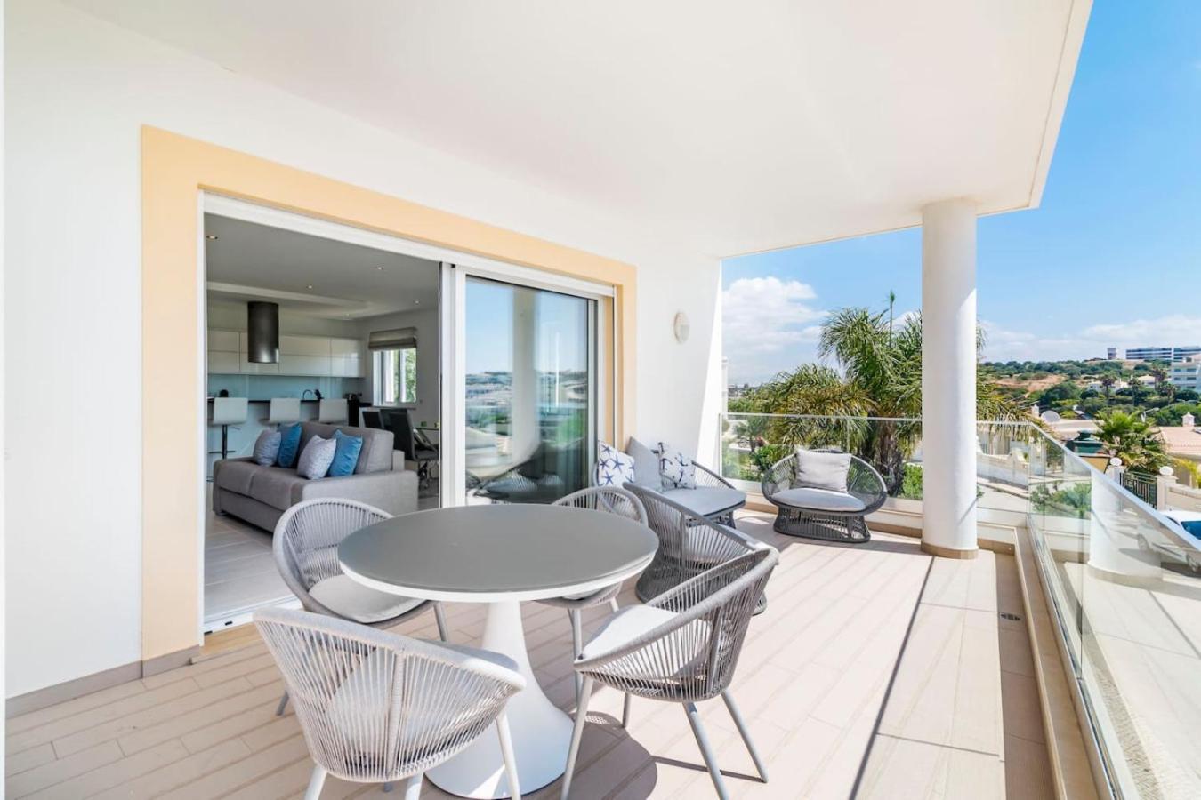 By The Sea Ocean View Apartment Lagos